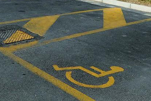 Immagine: Parcheggio per disabili non regolare